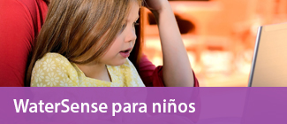 Niña frente a una computadora portátil.