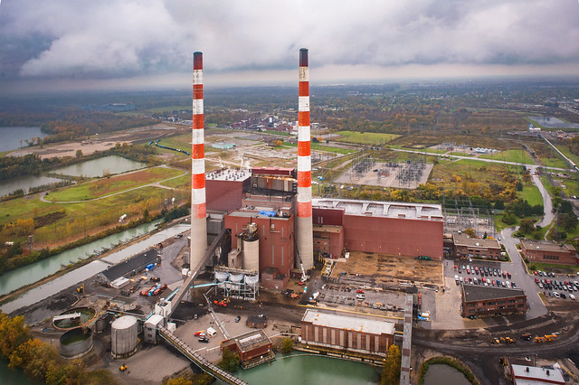 Un complejo industrial con dos chimeneas grandes