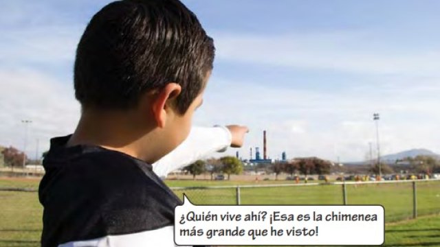 Imagen de un niño pequeño apuntando a una chimenea